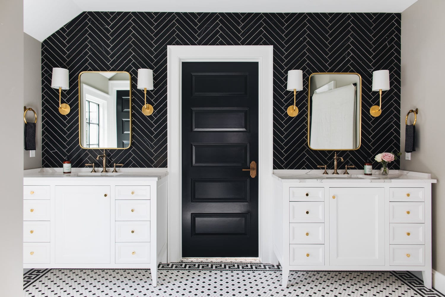 black and white bathroom trend