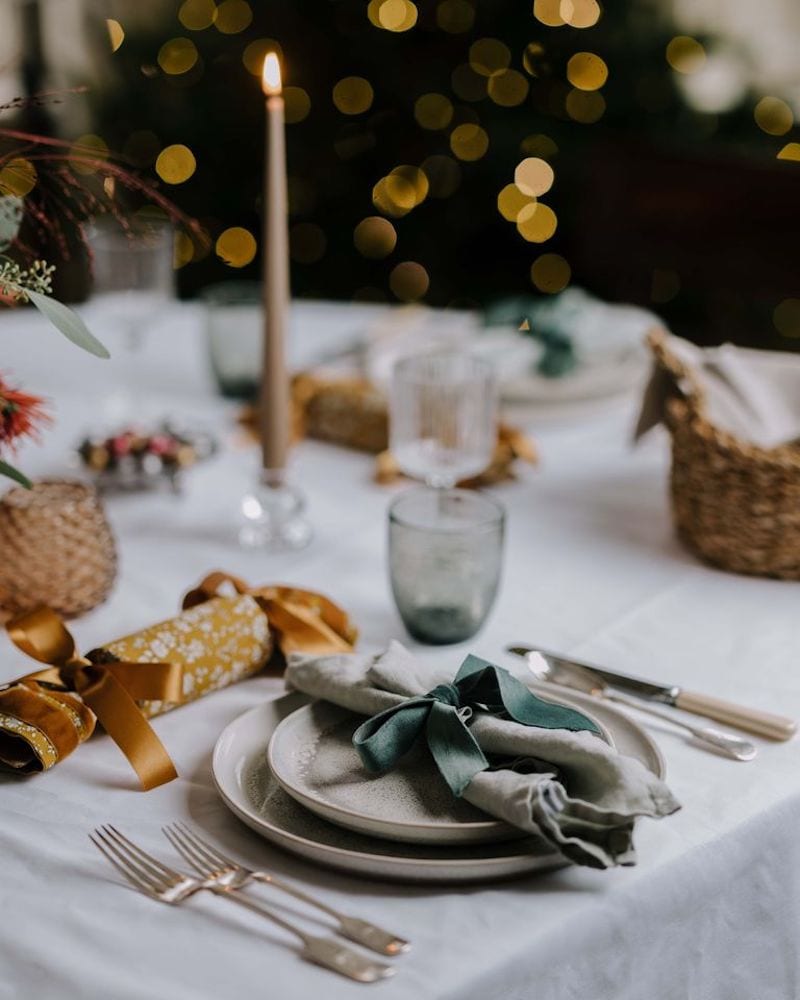 simple holiday table decor