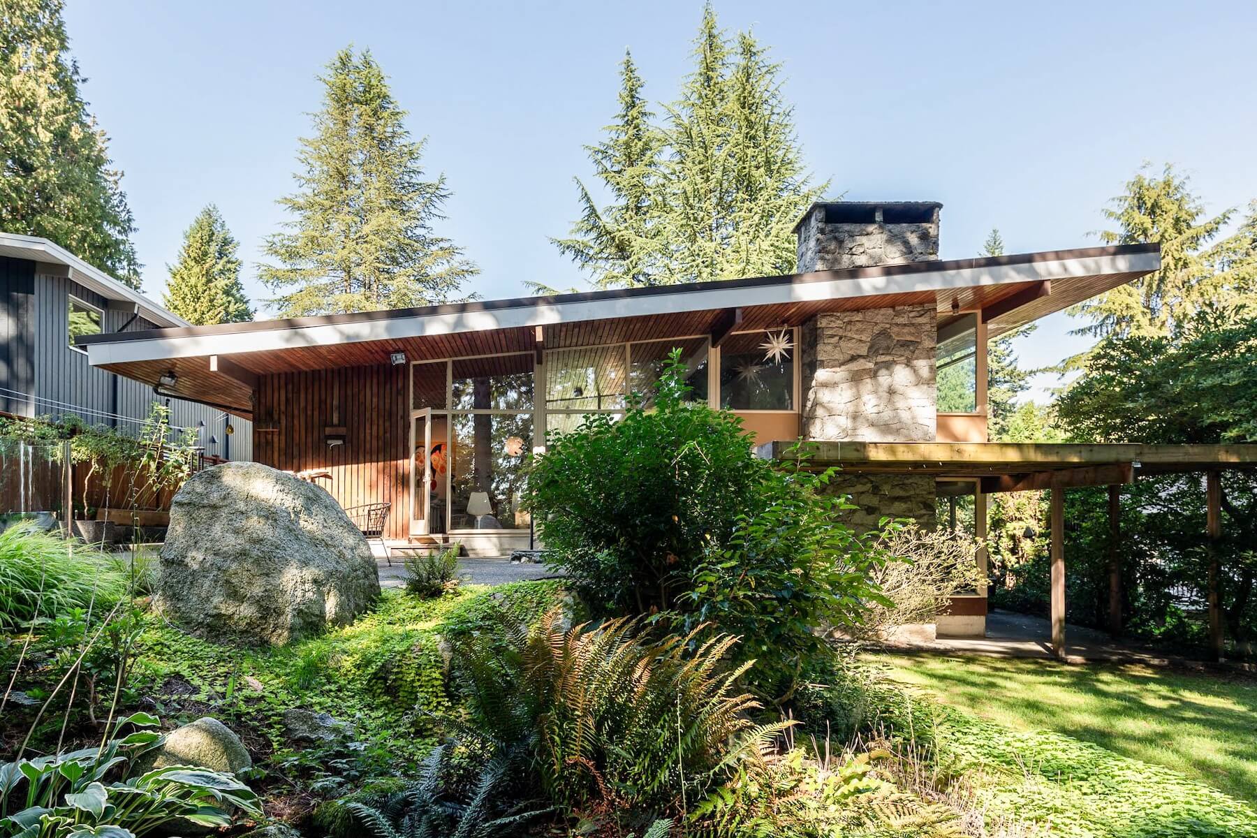 west coast modern home exterior