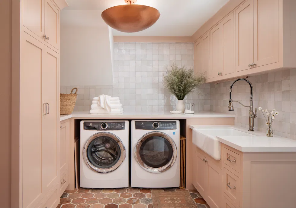 laundry room with deep sink