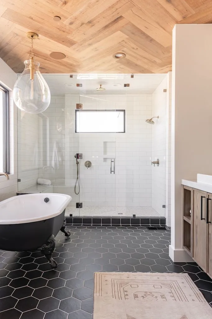 black and white bathroom trend